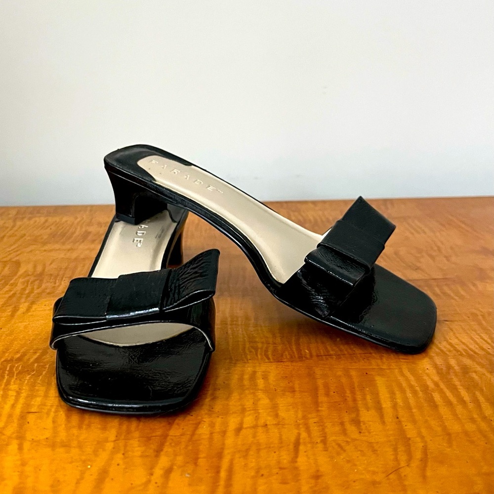 7W patent leather sandals